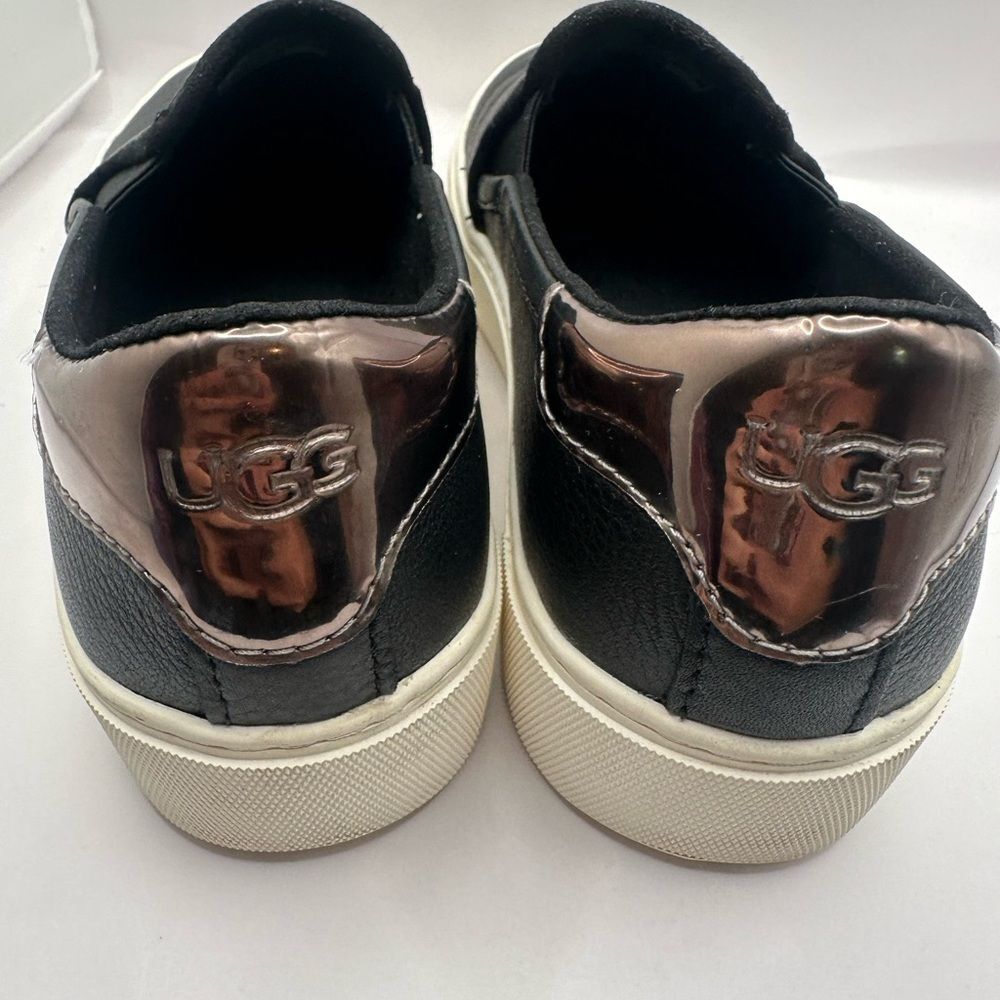 Ugg Cahlvan Black Leather Slip On Gold Accent Sneakers Size 7.5 - Picture 6 of 10